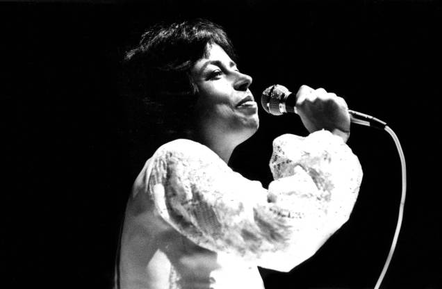 Cantora Nara Leão se apresentando no Canecão, Rio de Janeiro, 1981.