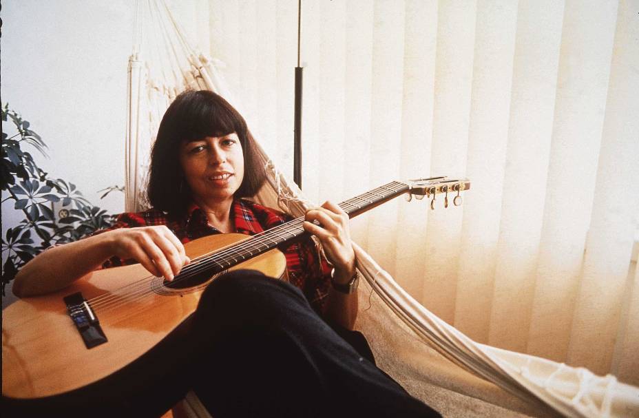 Cantora Nara Leão, em sua residência, no Rio de Janeiro, anos 70.