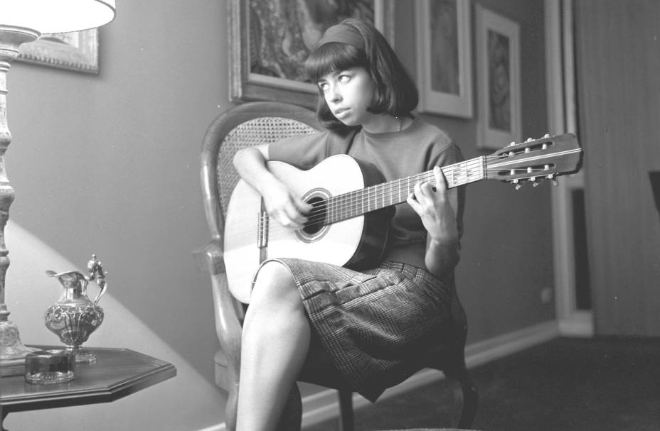 Cantora Nara Leão, em sua casa no Rio de Janeiro, 1963.