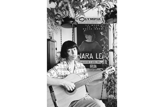 Cantora Nara Leão, no quintal de sua casa no Rio de Janeiro, 1988.