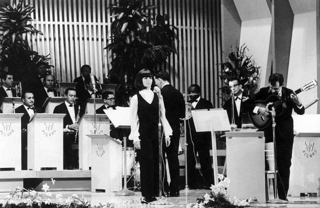A cantora Nara Leão, durante apresentação, no III Festival de Música Popular Brasileira, no Teatro Paramount, em São Paulo, 1967.