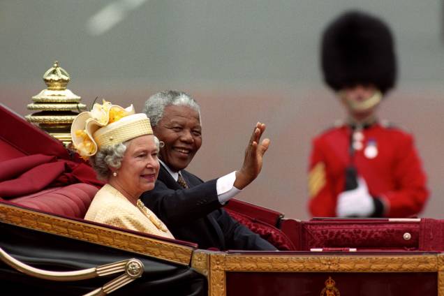Nelson Mandela, presidente da África do Sul, e a rainha britânica Elizabeth II andando de carruagem ao longo do Mall, em Londres, em 09/07/1996.