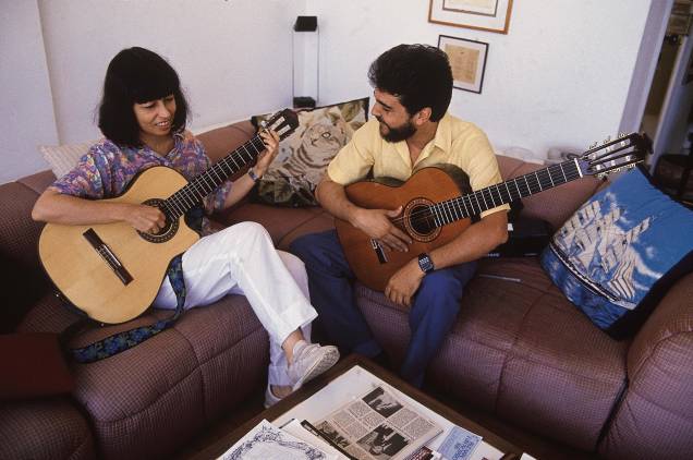 Cantora Nara Leão com o produtor musical Almir Chediak, anos 80.