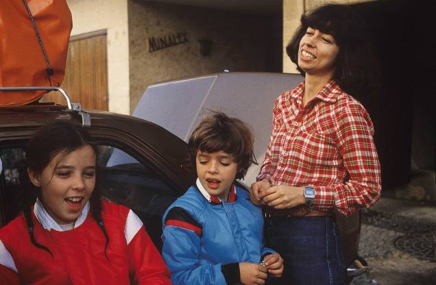 Cantora Nara Leão com os filhos, Isabel Diegues e Francisco Leão Diegues, anos 80.
