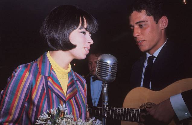 Nara Leão e Chico Buarque de Hollanda, durante  show, nos anos 60.