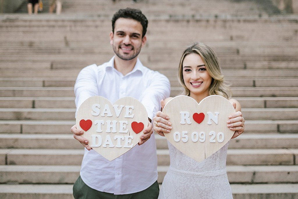 AGORA VAI - Foi com orgulho que Natália e Renan Nogueira posaram em Nova York com o Save the Date do seu casamento: 5 de setembro de 2020. Depois dos adiamentos, a festa será em novembro. “Um pouco menor, mas enfim vamos poder festejar”, diz ela -