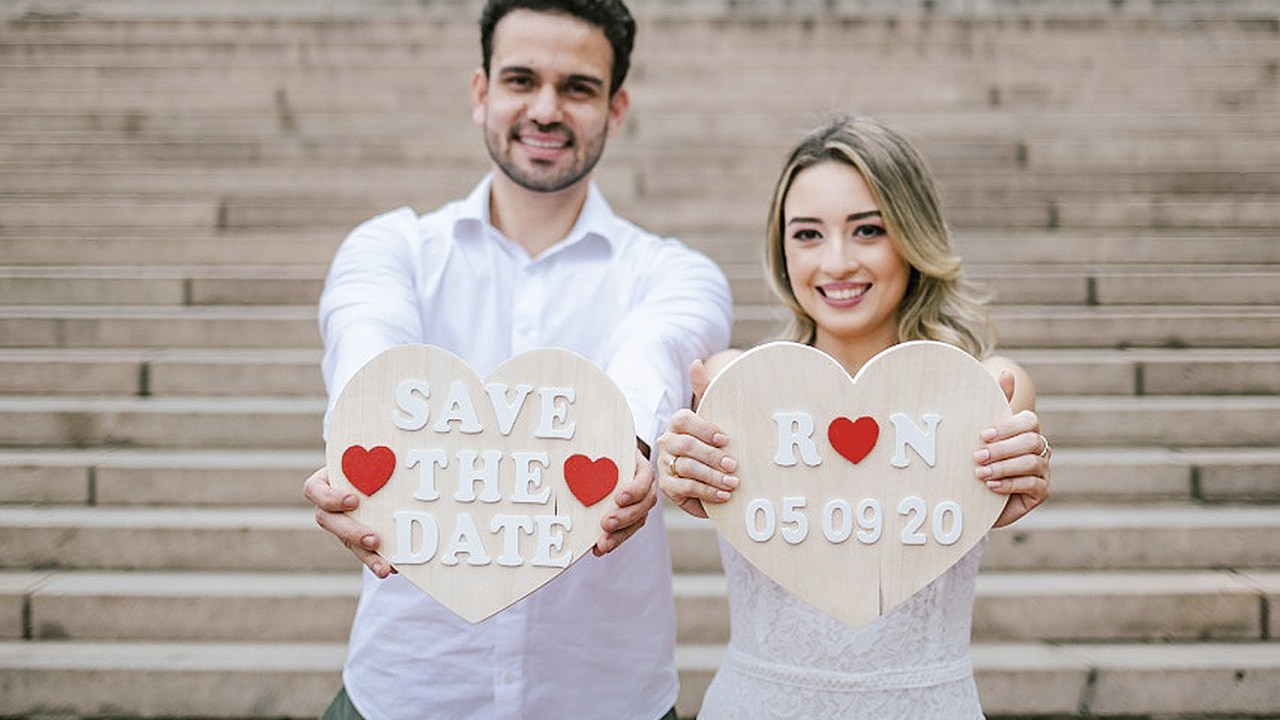 AGORA VAI - Foi com orgulho que Natália e Renan Nogueira posaram em Nova York com o Save the Date do seu casamento: 5 de setembro de 2020. Depois dos adiamentos, a festa será em novembro. “Um pouco menor, mas enfim vamos poder festejar”, diz ela -