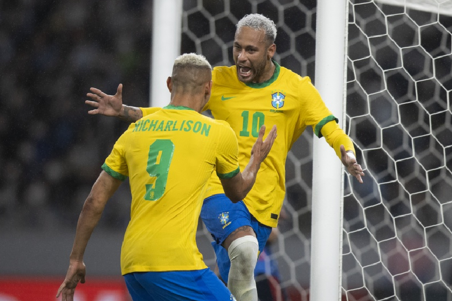 Neymar e Richarlison comemoram gol da vitória do Brasil sobre o Japão - 06/06/2022 -