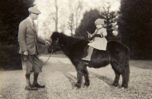 O primeiro pônei da rainha foi uma pequena Shetland chamada Peggy, que lhe foi dada aos quatro anos de idade.