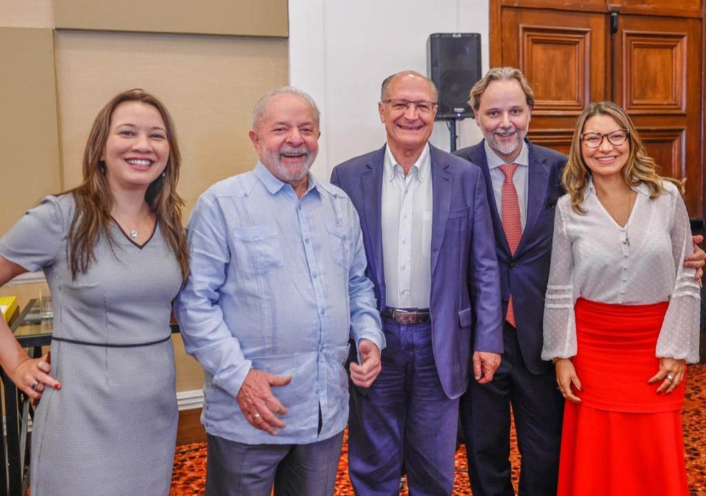 O ex-presidente Lula, o ex-governador Geraldo Alckmin e o coordenador do Prerrogativas, Marco Aurélio de Carvalho, em evento -