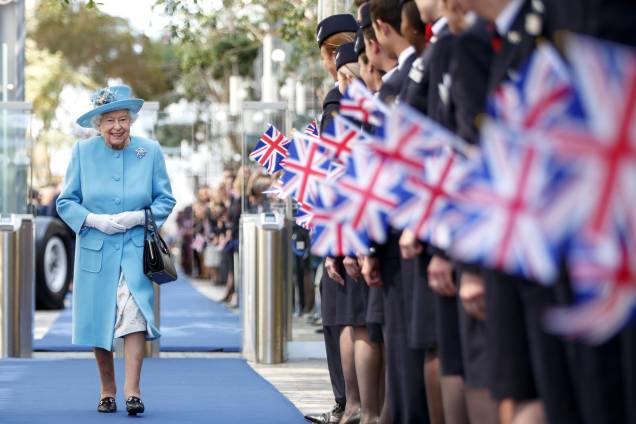 A rainha Elizabeth II da Grã-Bretanha visita a sede da British Airways em Heathrow, oeste de Londres, em 23/05/2019, quando a British Airways comemora seu centenário.
