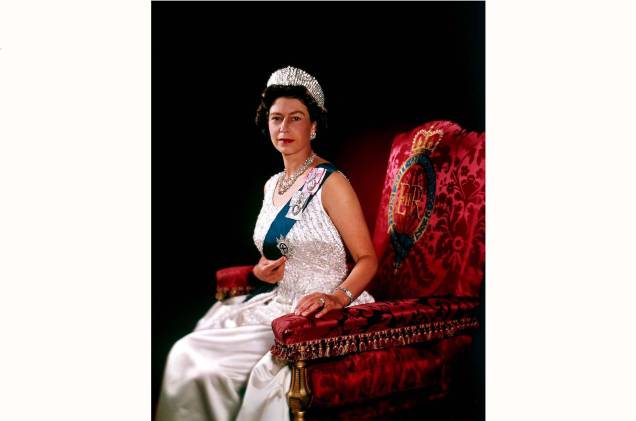 Rainha Elizabeth II retratad, usando o manto oficialmente, em 02/08/1966.