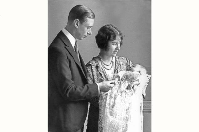 Foto de 1926, Lady Elizabeth Angela Marguerite Bowes-Lyon, filha do 14º Conde de Strathmore, a Duquesa de York, e seu marido, o Príncipe George, Duque de York, seguram sua filha Princesa Elizabeth, futura rainha da Grã-Bretanha. - A rainha Elizabeth II.