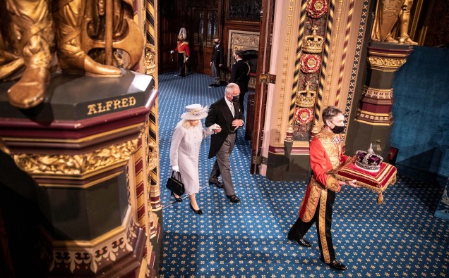 A Rainha Elizabeth II da Grã-Bretanha e o Príncipe Charles da Grã-Bretanha, Príncipe de Gales, caminharam atrás da Coroa Imperial do Estado enquanto passam pela Galeria Real, após o Discurso da Rainha, Durante a Abertura Estatal do Parlamento nas Casas do Parlamento em Londres, em 11/05/2021.