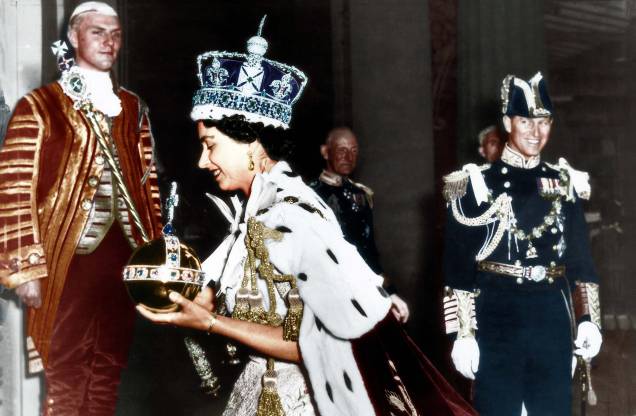 02/06/1953: A rainha Elizabeth II, usando a coroa do Estado Imperial e carregando o Orbe e o Cetro, retorna ao Palácio de Buckingham da Abadia de Westminster, em Londres, após sua coroação.