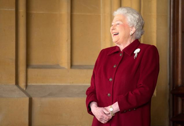 A rainha Elizabeth II da Grã-Bretanha reage enquanto se despede do presidente irlandês Michael D. Higgins no final de sua visita oficial no Castelo de Windsor em 11/04/2014 em Windsor, Reino Unido.
