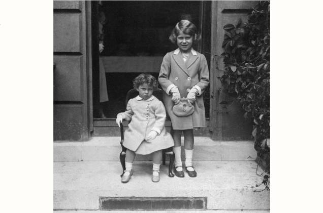 Foto de 1933, a princesa Margaret da Grã-Bretanha e sua irmã mais velha, a futura rainha Elizabeth II da Grã-Bretanha ao trono.