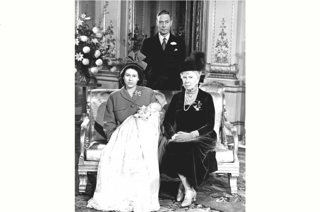 15/11/1948, a rainha Elizabeth da Grã-Bretanha fotografada com seu primeiro filho, o príncipe Charles, sua avó, a rainha Mary, e o pai, o rei George VI, no Palácio de Buckingham, no dia de seu batizado.