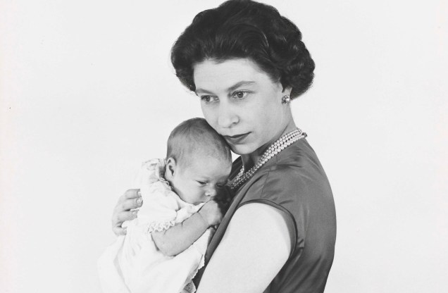 Rainha Elizabeth II com seu filho, príncipe Andrew. Anos 60.