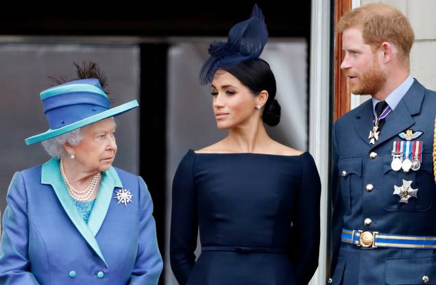 Rainha Elizabeth II, Meghan, Duquesa de Sussex e Príncipe Harry, Duque de Sussex assistem a um sobrevôo da RAF, para marcar o centenário da Força Aérea Real  Palácio de Buckingham em 10/07/2018, em Londres, Inglaterra.