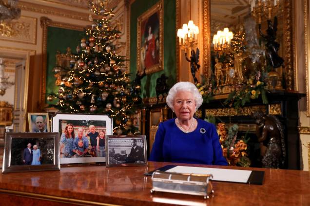 A rainha Elizabeth II da Grã-Bretanha grava sua mensagem anual de Natal no Castelo de Windsor, em Berkshire, em 24/12/2019.