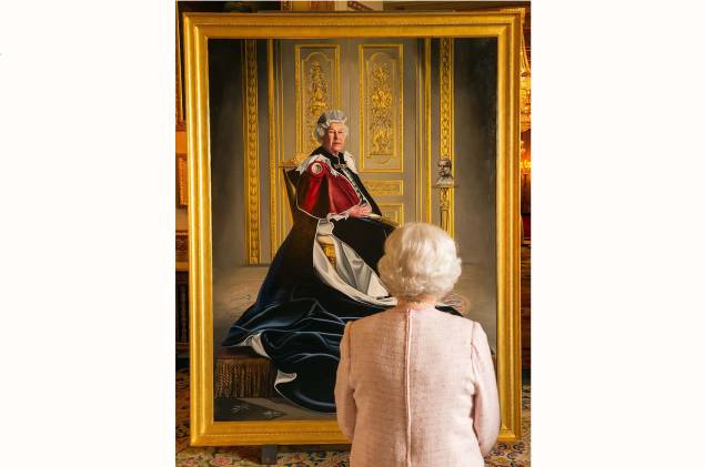 A rainha britânica Elisabeth II, observa sua pintura para à Cruz Vermelha britânica.