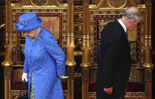 A rainha britânica Elizabeth II e seu filho, o príncipe Charles,  de Gales, preparam-se para tomar seus assentos ao chegarem à Câmara dos Lordes durante a abertura estadual do Parlamento nas Casas do Parlamento em Londres, 21/06/2017.