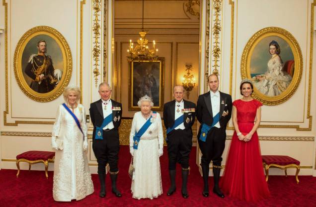 A Duquesa da Cornualha, o Príncipe de Gales, a Rainha Elizabeth II, o Duque de Edimburgo e o Duque e a Duquesa de Cambridge chegam para a recepção noturna anual para membros do Corpo Diplomático no Palácio de Buckingham em Londres, em 08/12/2016.
