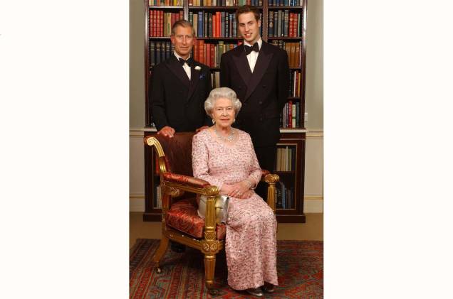 Três gerações da família real britânica - a rainha Elizabeth II, seu filho mais velho, o príncipe de Gales, Charles, à esquerda, e seu filho mais velho, o príncipe William, no Clarence House em Londres, em 02/06/2003.