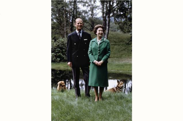 A rainha Elizabeth II e o príncipe Philip, passeiam pelo parque do Palácio de Buckinghan, Londres. Anos 80.