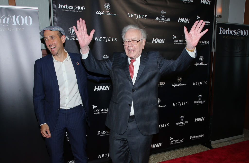 Randall Lane (à esquerda) e Warren Buffett (à direita)