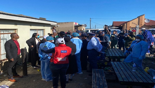 Polícia no entorno do bar sul-africano onde mais de 20 jovens morreram