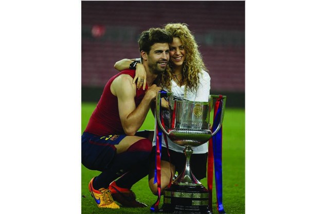 O defensor do Barcelona Gerard Piqué e a cantora colombiana Shakira, na final da Copa do Rei de futebol contra Athletic de Bilbao disputada no Camp Nou, em Barcelona, em 30/05/2015.