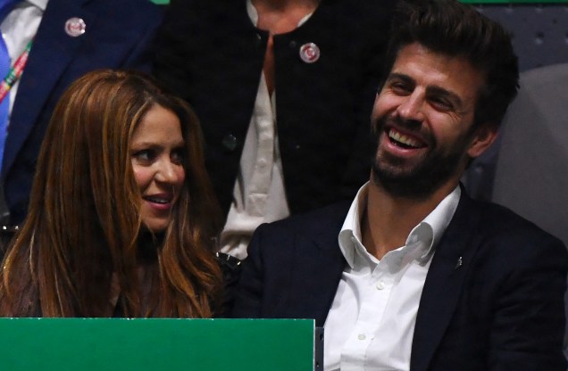 O jogador de futebol espanhol Gerard Piqué e a cantora colombiana Shakira assistem ao jogo de Tênis entre Rafael Nadal, da Espanha, e Diego Schwartzman, da Argentina, durante a partida de simples masculino das quartas de final no US Open de 2019, no Billie Jean King National Tennis Center em Nova York.