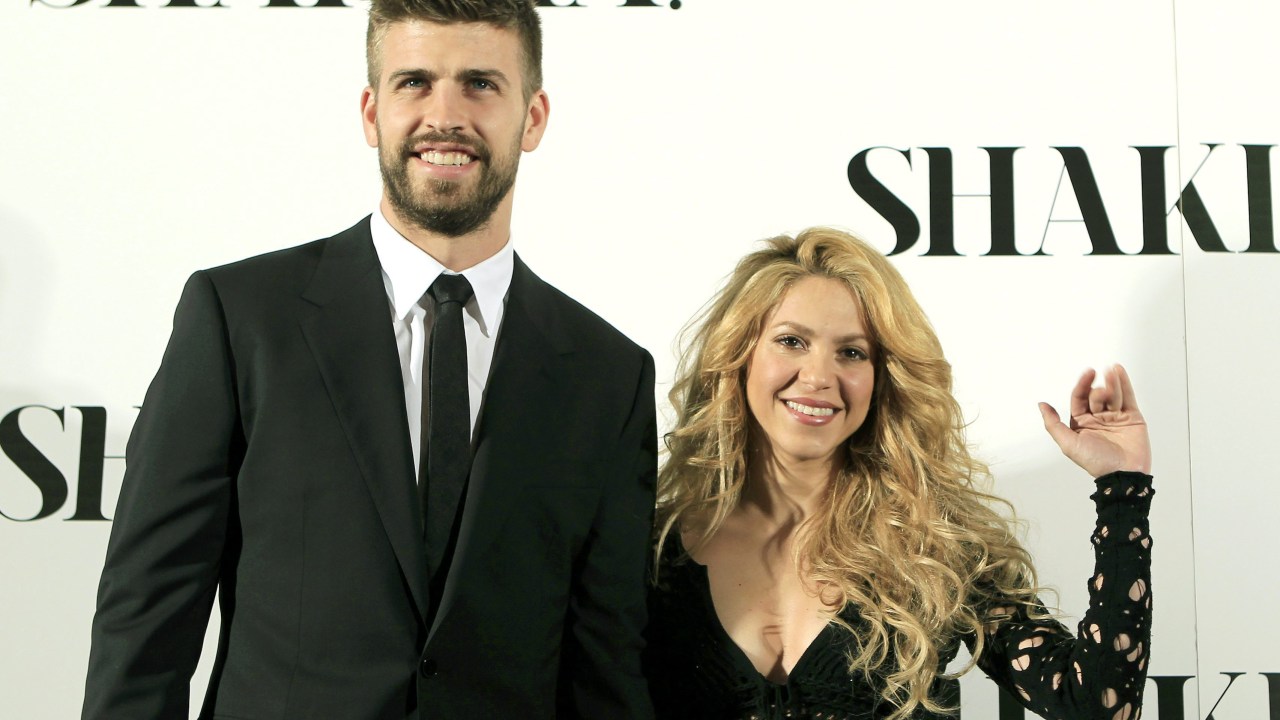 BARCELONA, 20/03/2014.- La cantante colombiana, Shakira, acompañada por sua pareja, o futbolista del F. C. Barcelona, ​​Gerard Piqué, su llegada a la presentaciÛn de su nuevo trabajo, "Shakira", em um ato esta noite en Barcelona, ​​y que saldra a la venta el proximo 25 de marzo. EFE/Andreu Dalmau.