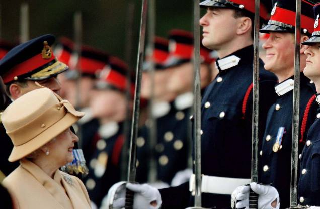 O príncipe britânico Harry, segundo da direita, e a rainha Elizabeth II, na Academia Militar Real em Sandhurst, Inglaterra, 12/04/2006.