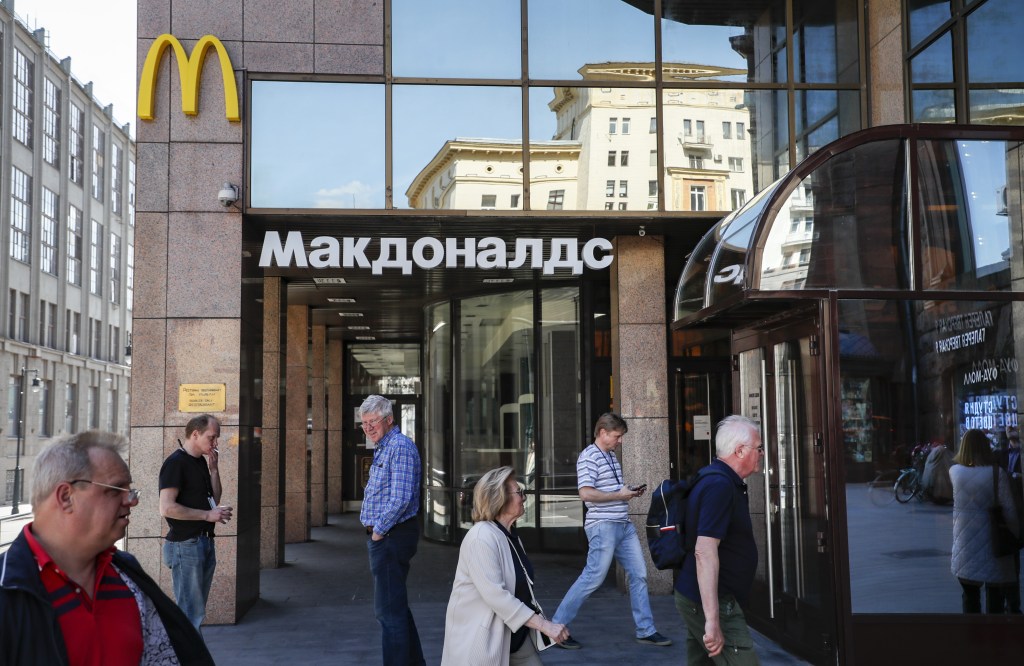 Em abril, o McDonald 's interrompeu definitivamente seus negócios na Rússia