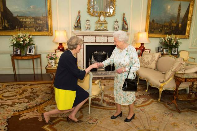 A rainha britânica Elizabeth II dá as boas-vindas a Theresa May no início de uma audiência no Palácio de Buckingham, onde a convidou para se tornar primeira-ministra, em Londres, em 13/07/2016.