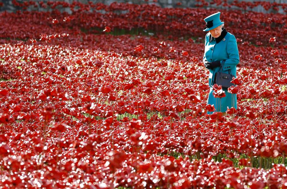 A rainha britânica Elizabeth II caminha por um campo de papoulas de cerâmica na Torre de Londres. 16/10/2019.