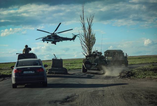 Militares russos executam manobras militares, em Mariupol, Ucrânia, após dominar a cidade, em 17/05/2022.