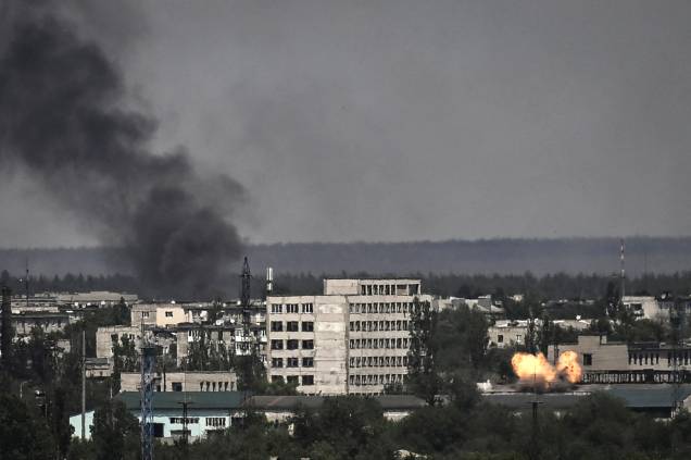 Ataque russo `a cidade de Severodonetsk durante intensos combates entre tropas ucranianas e russas na região leste ucraniana de Donbas em 30 de maio de 2022.
