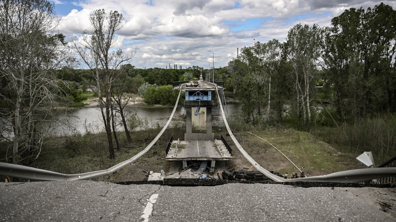 Uma foto tirada em 22 de maio de 2022 mostra a ponte destruída que liga a cidade de Lysychansk à cidade de Severodonetsk, na região leste ucraniana de Donbas, em meio à invasão russa da Ucrânia. (Foto: ARIS MESSINIS/AFP)