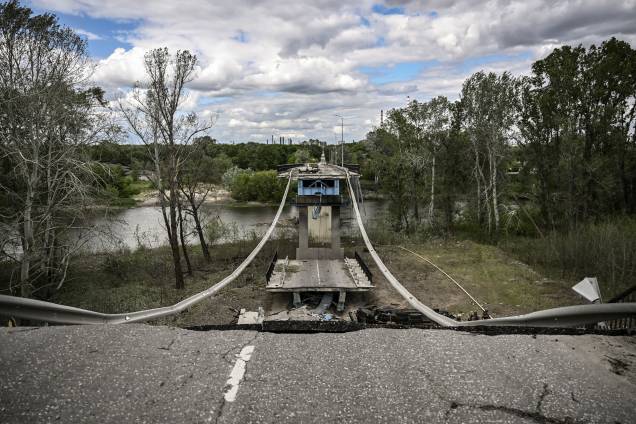 Foto de 22/05/2022, mostra a ponte destruída que liga a cidade de Lysychansk à cidade de Severodonetsk, na região leste ucraniana de Donbas, em meio à dominação russa da Ucrânia.