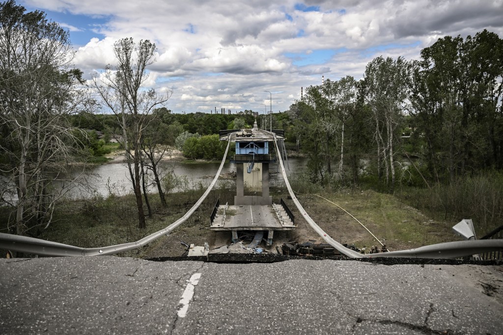 Uma foto tirada em 22 de maio de 2022 mostra a ponte destruída que liga a cidade de Lysychansk à cidade de Severodonetsk, na região leste ucraniana de Donbas, em meio à invasão russa da Ucrânia. (Foto: ARIS MESSINIS/AFP)