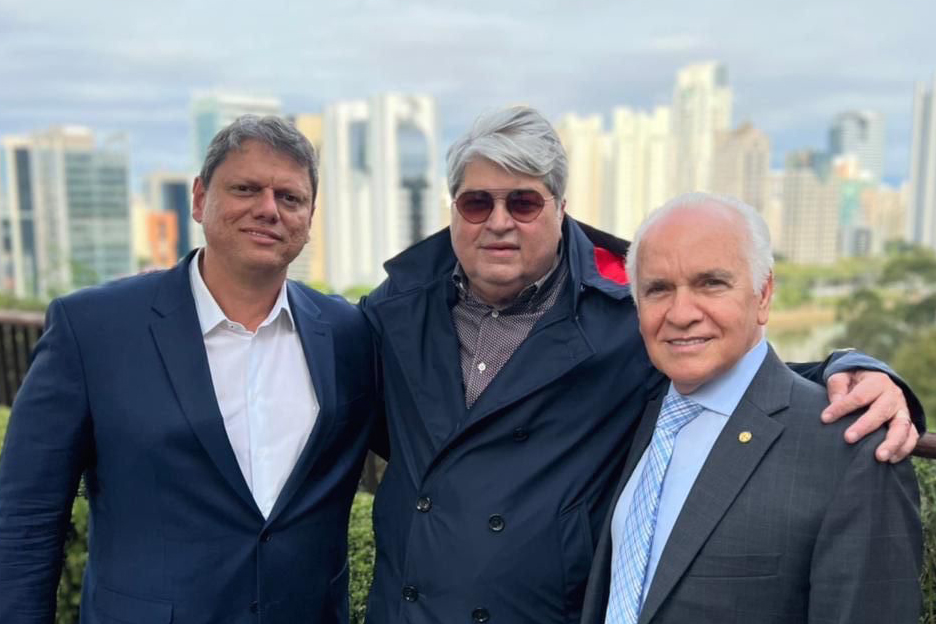 O apresentador José Luiz Datena (PSC), com o ex-ministro Tarcísio de Freitas (Republicanos) e o presidente do PSC-SP, deputado federal Gilberto Nascimento -