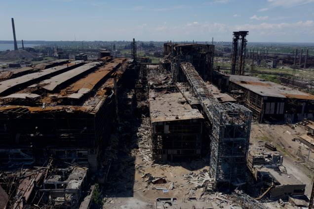 Vista aérea mostra as ruínas da siderúrgica Azovstal em Mariupol, em meio à ação militar russa em andamento na Ucrânia, em 13 de junho de 2022.
