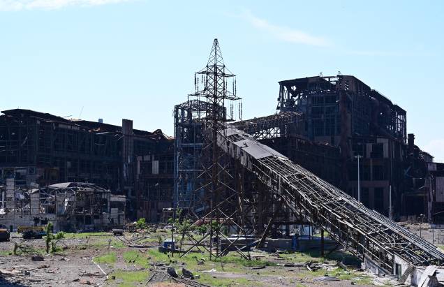 Ruínas da siderúrgica Azovstal em Mariupol, em meio à ação militar russa em andamento na Ucrânia. 13/06/2022.