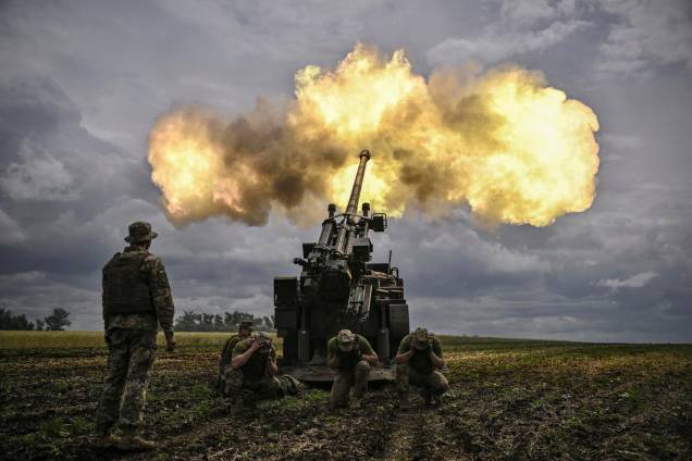 Militares ucranianos disparam com uma arma autopropulsora francesa de calibre 155 mm/52 Caesar contra posições russas em uma linha de frente na região leste ucraniana de Donbas em 15 de junho de 2022.