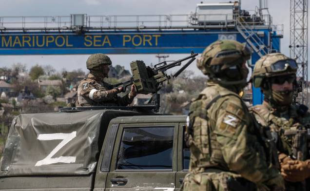 Sob o domínio russo, militares guardam o território do porto marítimo de carga em Mariupol, Ucrânia, 29 de abril de 2022.