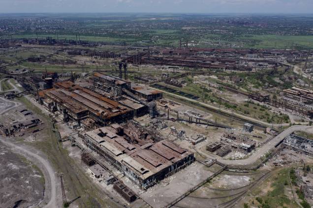 Ruínas da siderúrgica Azovstal em Mariupol, em meio à ação militar russa em andamento na Ucrânia, em 13 de junho de 2022.